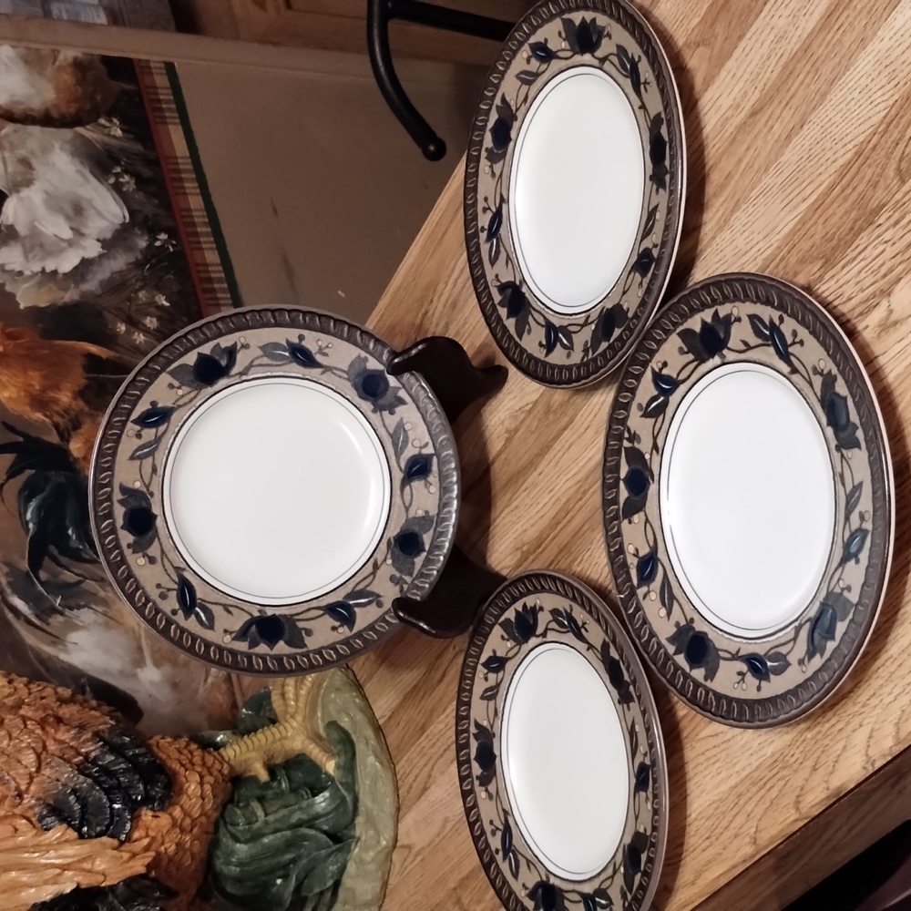4 Mikasa Intaglio Saucers